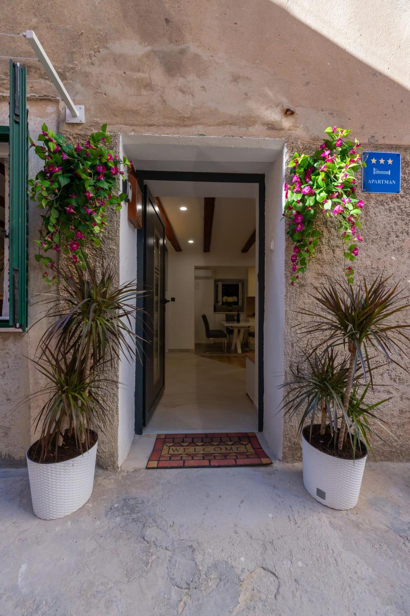 Apartamento Bernard Deluxe Renovated Peaceful Old Town Gem Split Exterior foto