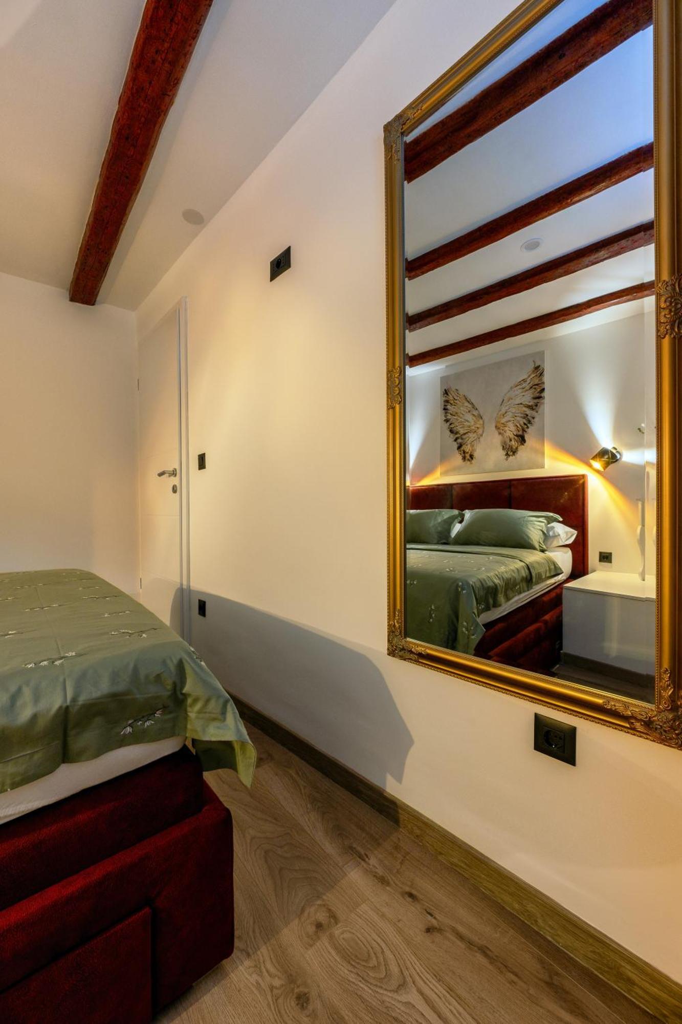 Apartamento Bernard Deluxe Renovated Peaceful Old Town Gem Split Exterior foto