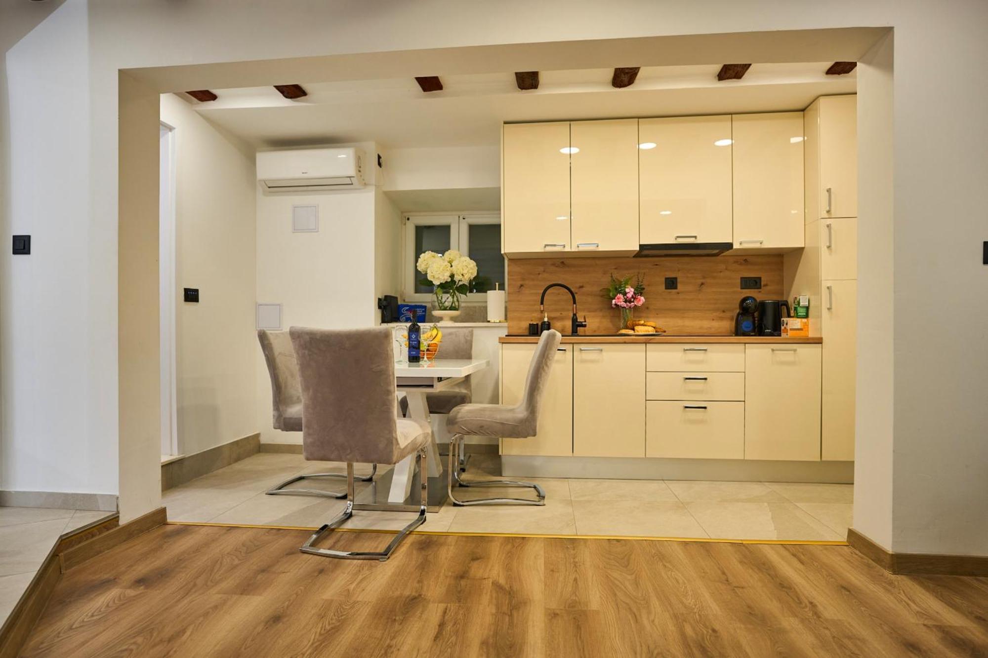 Apartamento Bernard Deluxe Renovated Peaceful Old Town Gem Split Exterior foto