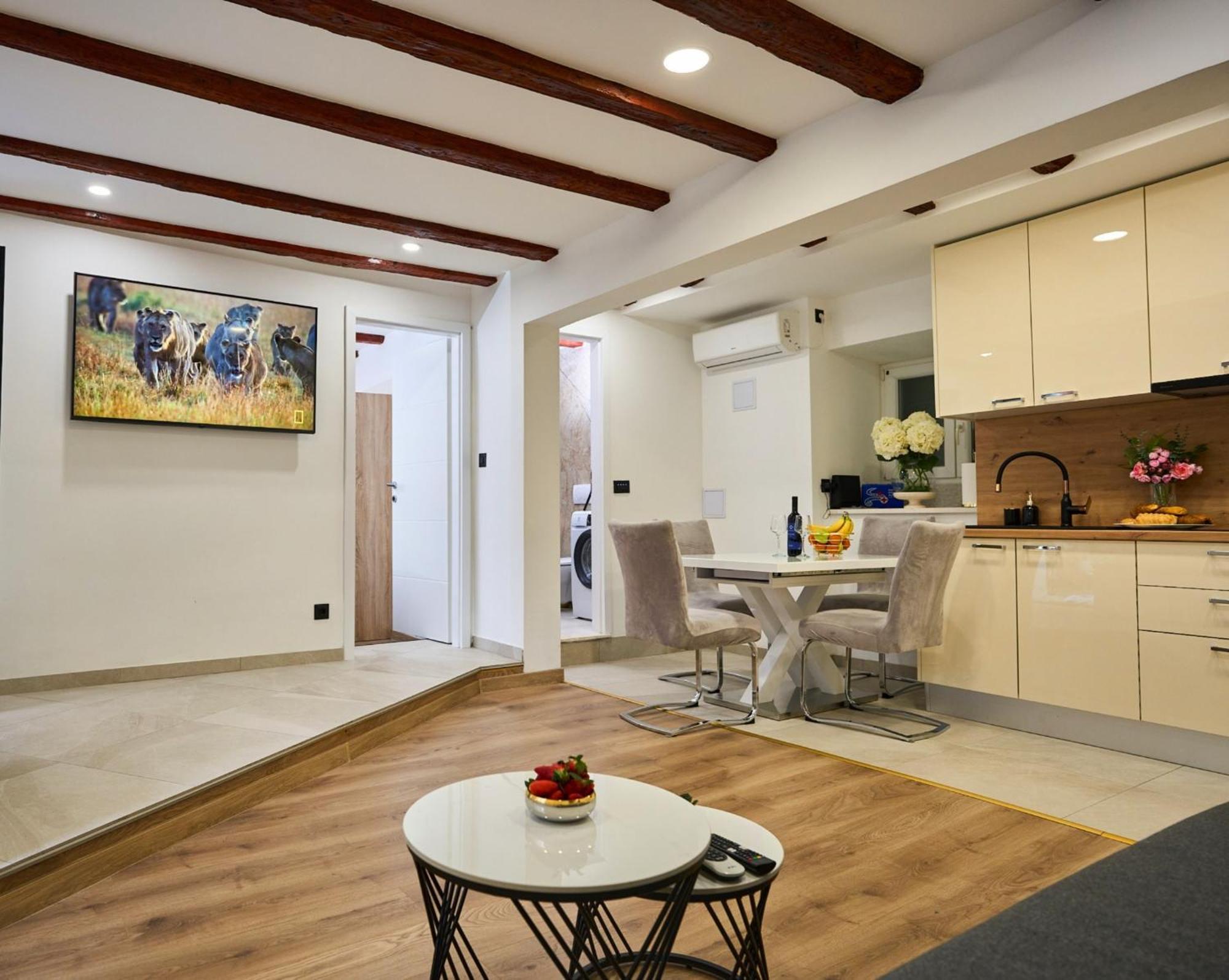 Apartamento Bernard Deluxe Renovated Peaceful Old Town Gem Split Exterior foto