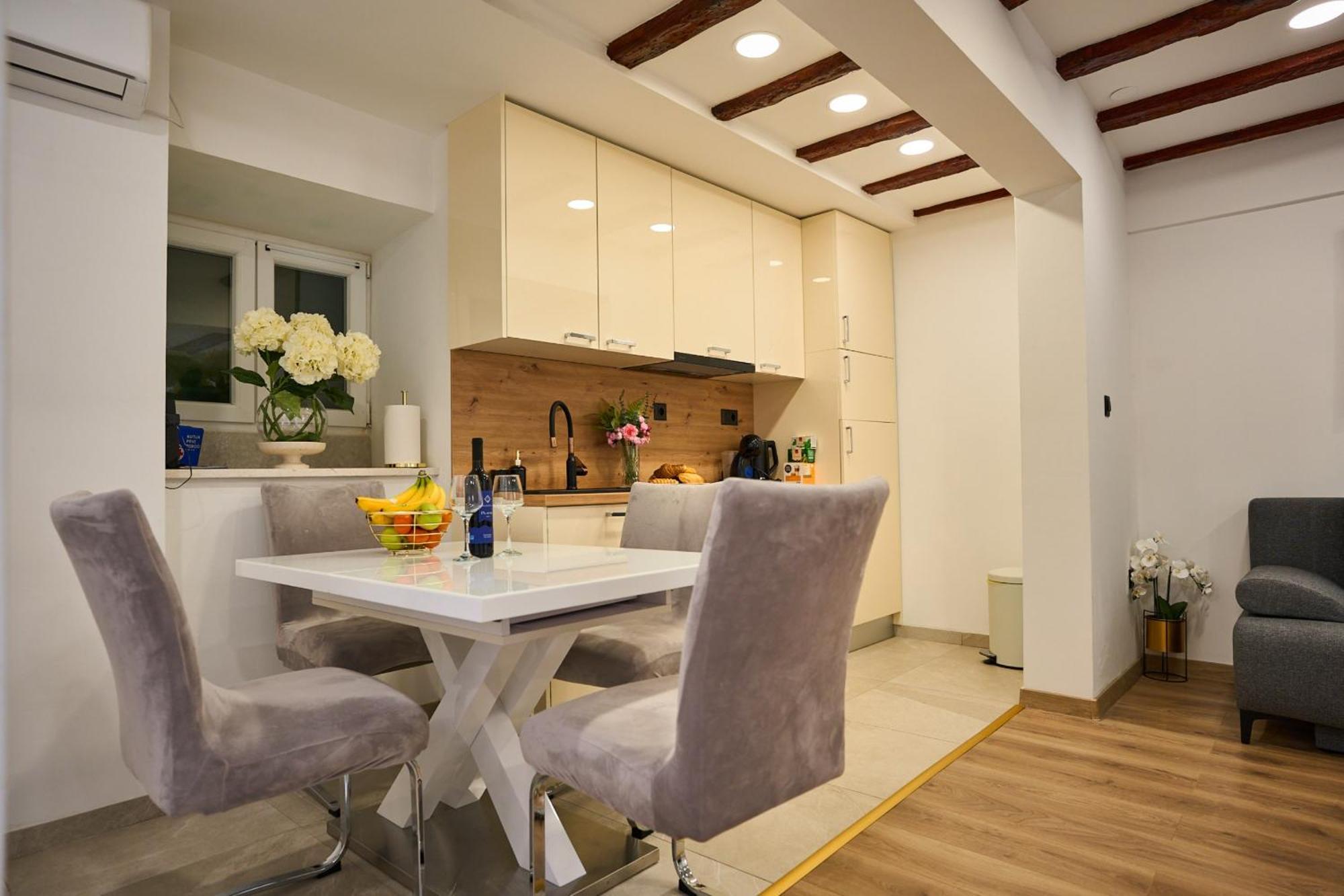 Apartamento Bernard Deluxe Renovated Peaceful Old Town Gem Split Exterior foto